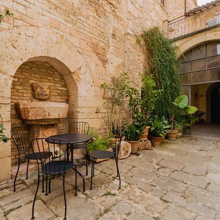 Suite Comunicanti, Tra Antico E Moderno Assisi Exterior photo
