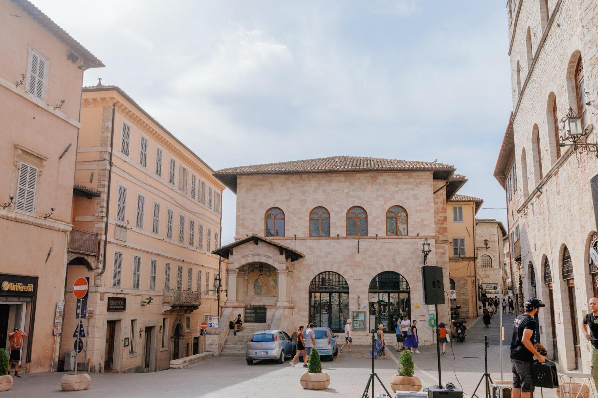 Suite Comunicanti, Tra Antico E Moderno Assisi Exterior photo