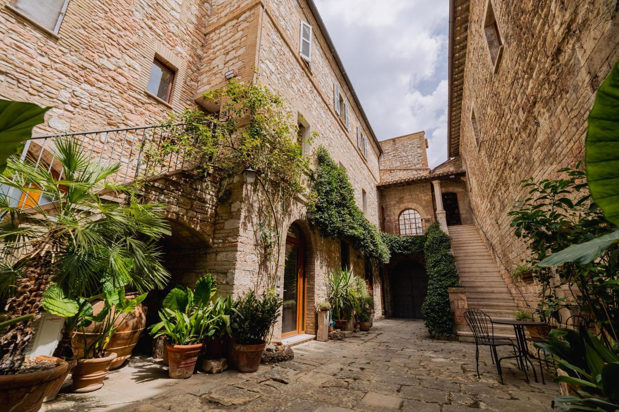 Suite Comunicanti, Tra Antico E Moderno Assisi Exterior photo